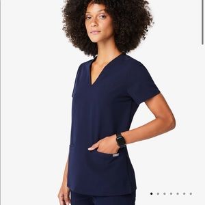 FIGS 3 POCKET SCRUB TOP